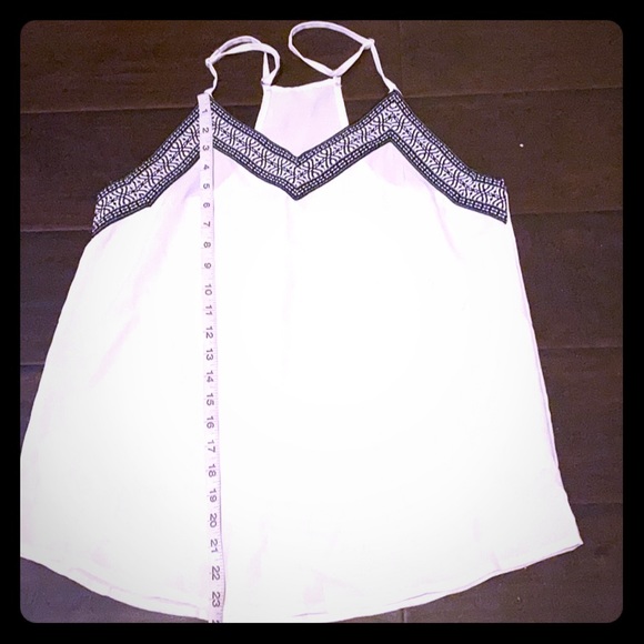 White tank top embroidered fabric detail medium - Picture 4 of 6